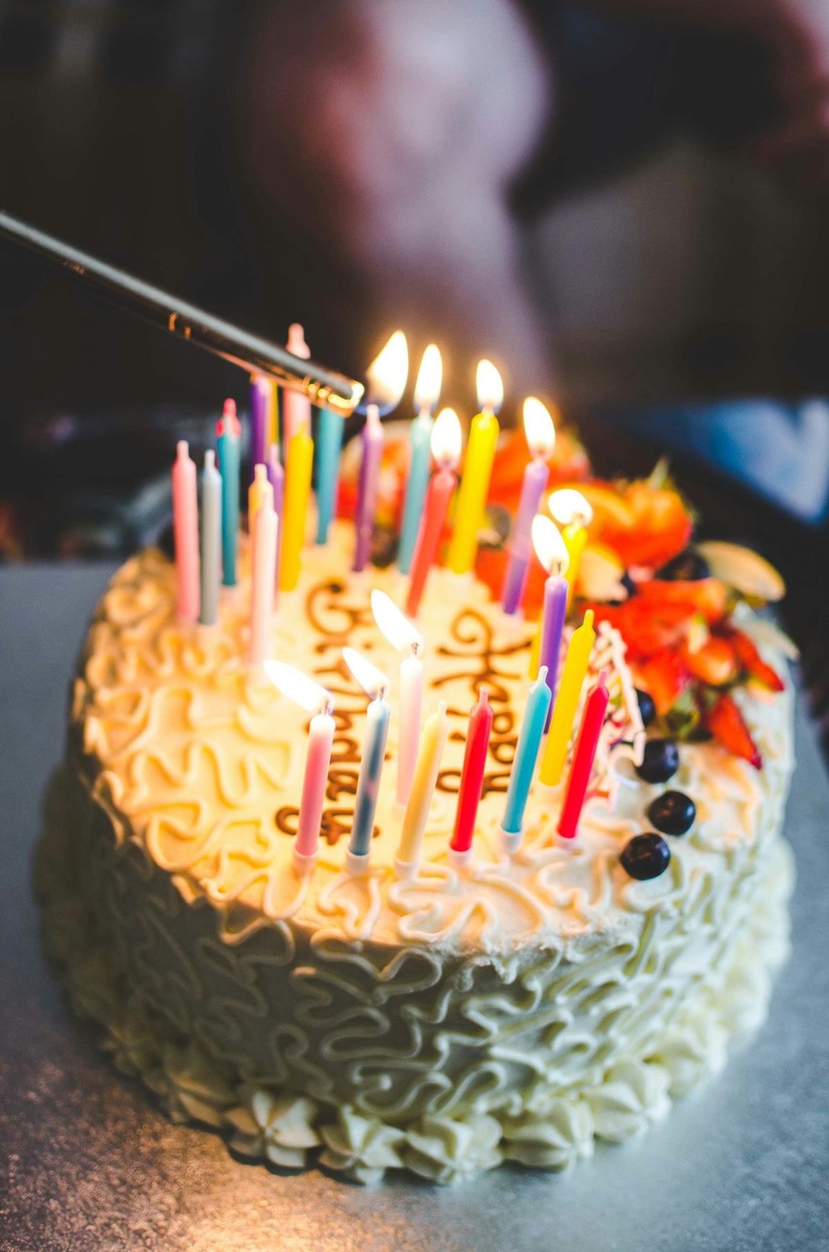 Gâteau d'anniversaire au glaçage blanc et aux fruits rouges