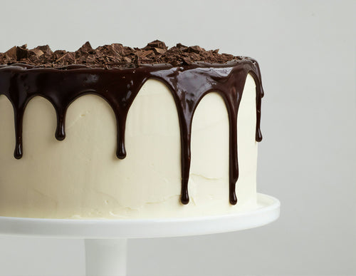 Gâteau d'anniversaire nappé de chocolat
